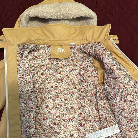 ZARA Rein coat with hood for girl. Pea color(yellow- gold) lining multi color. - Picture 2 of 5